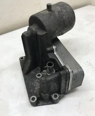 Volkswagen Touareg I Oil filter mounting bracket