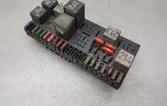 Audi 80 90 S2 B4 Fuse module 443941822B
