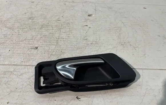Volkswagen Tiguan Front door interior handle 5N0837198