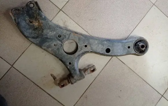 Toyota Sienna XL30 III Front lower control arm/wishbone