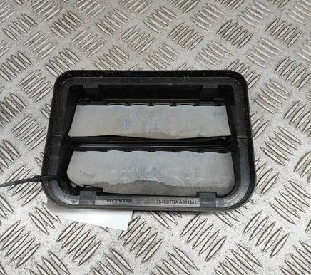 Quarter panel pressure vent