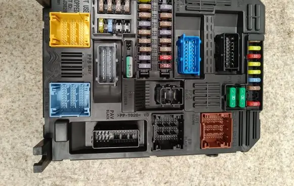 Citroen C4 Grand Picasso Fuse module 9819851380 2471600030