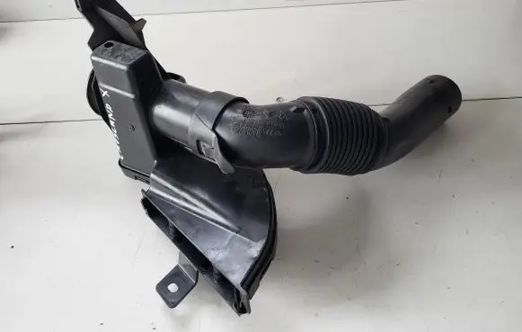 Opel Crossland X Air intake duct part 9684813780C