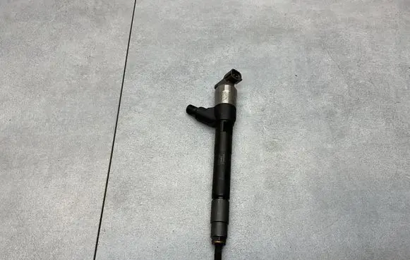 Opel Astra K Fuel injector 55570012