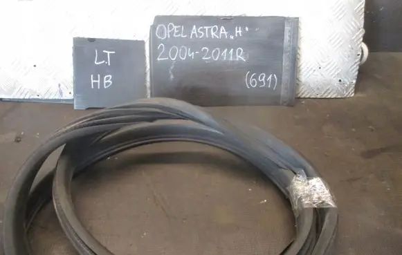 Opel Astra H Rubber seal loading door 
