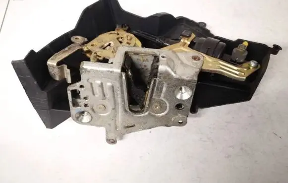 Mercedes-Benz C W202 Rear door lock 2027300535