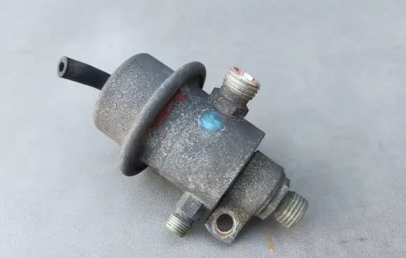 Mercedes-Benz S W126 Fuel pressure regulator 0438161013 DR0003