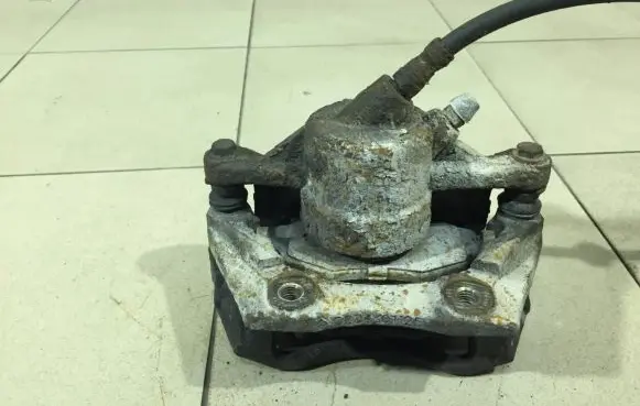 Ford Mondeo Mk III Front brake caliper