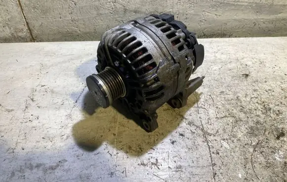 Volkswagen Golf VI Generator/alternator 03C903023A 0124525093