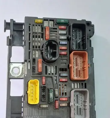 Peugeot Partner Fuse module 9664706280 BSMR0500 R05