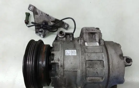 Volkswagen PASSAT B5.5 Air conditioning (A/C) compressor (pump) 8D0260808