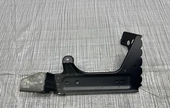 Maserati Grecale Fender mounting bracket D400
