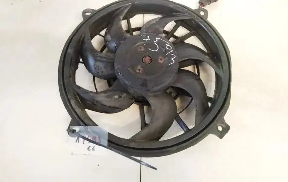 Radiator cooling fan shroud