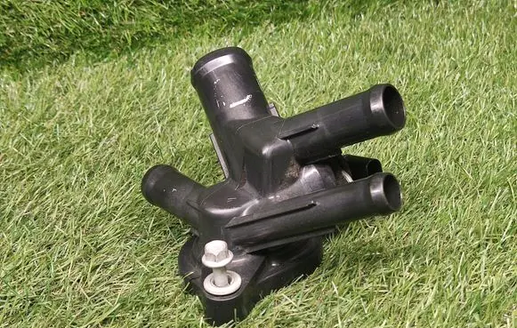 Thermostat/thermostat housing