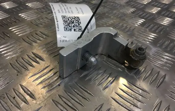 BMW 5 F10 F11 Rear door lower hinge 7185635