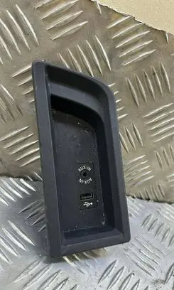 BMW 1 F20 F21 USB socket connector 58450710 9207358