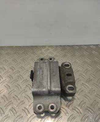 Volkswagen PASSAT B6 Engine mount bracket 3C0199555