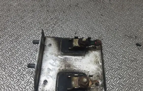 Volkswagen PASSAT B5.5 Coolant fan relay 8D0959493