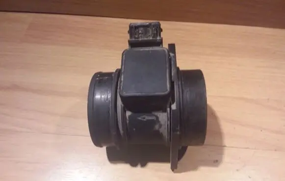 Renault Laguna I Mass air flow meter 5WK9615 7700105010B 20823184