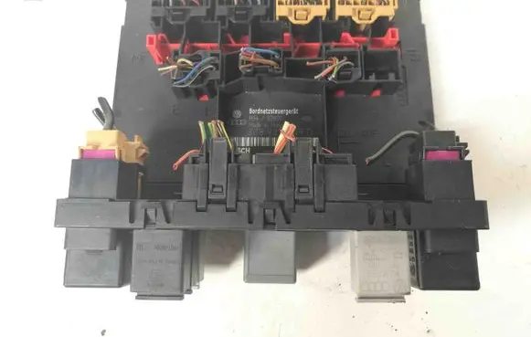 Volkswagen PASSAT B6 Central body control module 3C8937049D