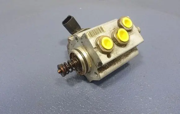 Audi A3 S3 8P Fuel injection high pressure pump 06D127026J