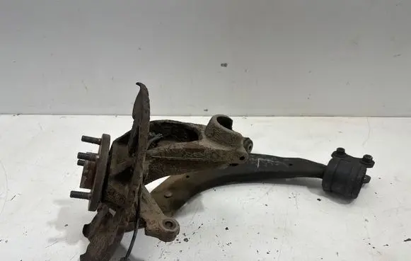 Ford Kuga I Front wheel hub spindle knuckle