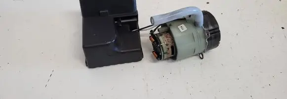 Mercedes-Benz A W168 Central locking vacuum pump 0022040772 00782602