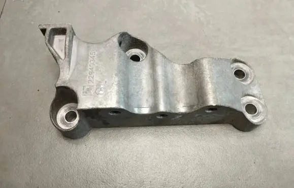 Opel Insignia A Engine mounting bracket 22940345