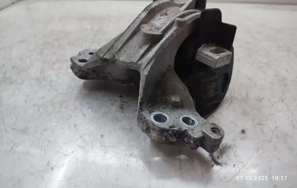 Peugeot 508 RXH Engine mount bracket