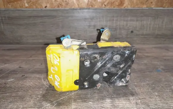 Volvo XC90 Front door lock 30634617