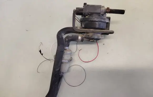 Audi A8 S8 D2 4D Fuel tank valve 4D0906271