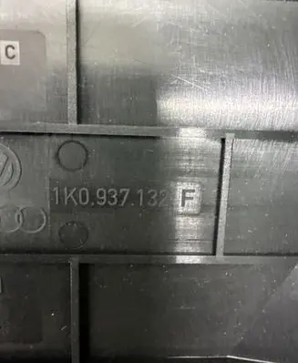 Volkswagen Golf V Fuse box cover 1K0937132F