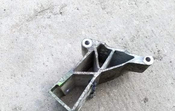 Volvo V70 Engine mounting bracket