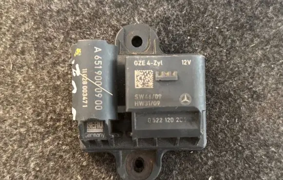 Mercedes-Benz E W212 Glow plug pre-heat relay 0522120204