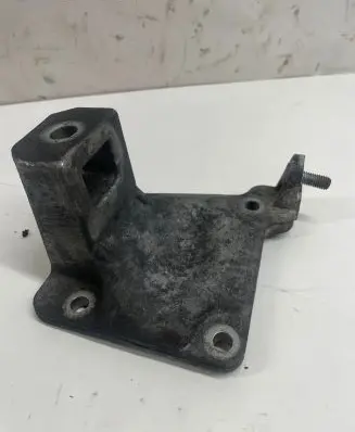 BMW 5 E39 Engine mounting bracket 6751226