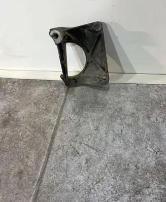 Engine mounting bracket