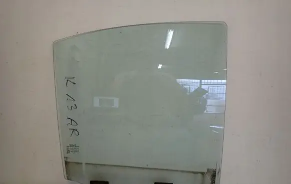 Nissan Micra Sliding door window/glass 