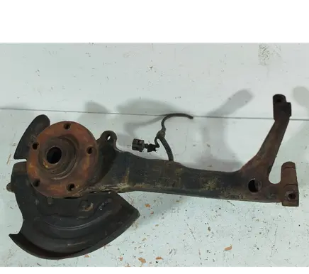 Volkswagen PASSAT B5 Front wheel hub spindle knuckle 8D0407258