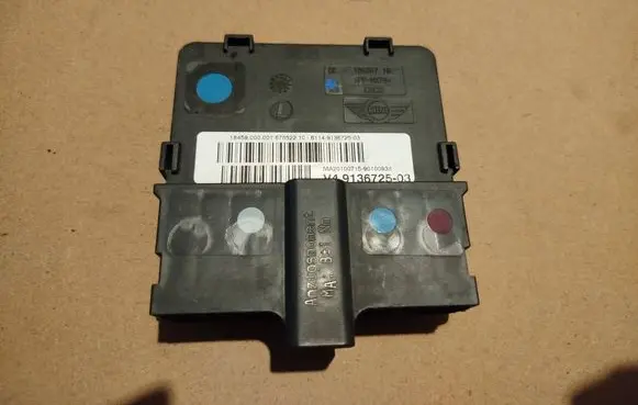 Mini Cooper Countryman R60 Battery relay fuse 9136725 678522