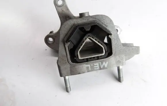 Opel Mokka B Engine mount bracket 9826551380
