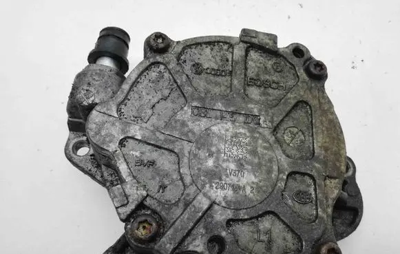 Volkswagen PASSAT CC Vacuum pump 03L145100