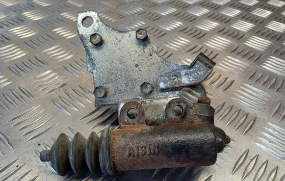 Toyota Avensis T250 Clutch slave cylinder AISIN