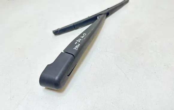 Rear wiper blade arm