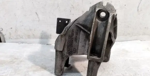 Volkswagen Touareg I Engine mounting bracket 070199308A 7L6121079A