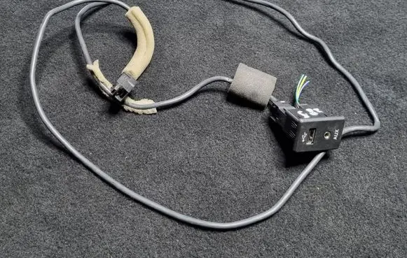 Nissan X-Trail T32 USB socket connector 795405004