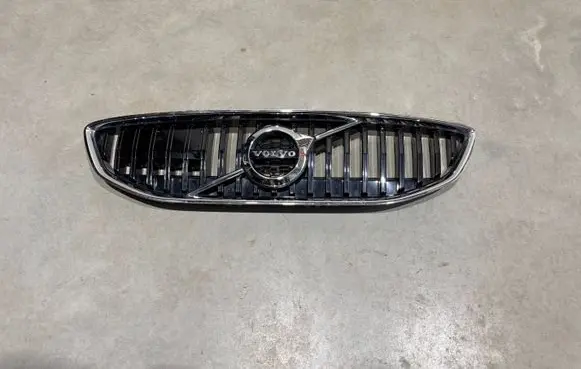 Volvo V40 Front bumper upper radiator grill 31425345