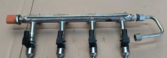 Volkswagen Jetta VI Fuel injector supply line/pipe 