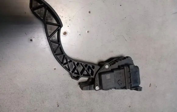 Ford Focus Accelerator throttle pedal 4N519F836CH