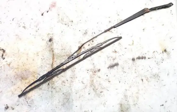 Volkswagen Golf IV Front wiper blade arm 1J1955409A