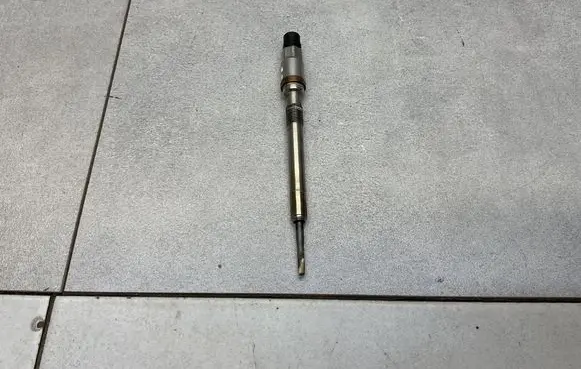 Volkswagen PASSAT B8 Glow plug 03L905061K